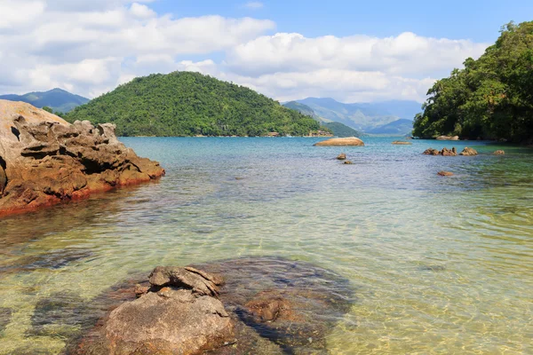 Mer transparente et pierres près de la plage Cotia sur l'île près de Paraty, Brésil — Photo