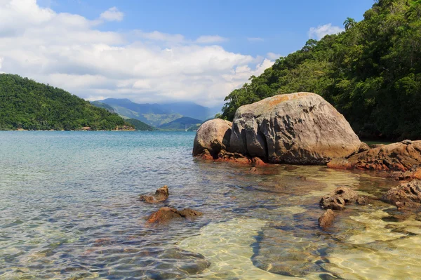 Agua y piedras transparentes en el mar cerca de la playa Cotia, Paraty, Brasil —  Fotos de Stock