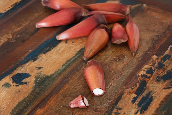 Pinhao - pino brasileño con pieza cortada sobre mesa de madera —  Fotos de Stock