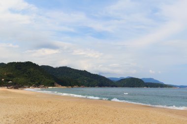 Boş plaj Praia de Fora ve dağlar, Trindade, Paraty, Brezilya