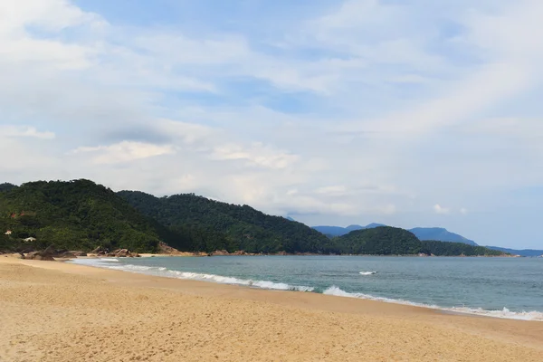 空旷的海滩普拉亚德论坛和山脉，特林达迪，帕拉，巴西 — 图库照片