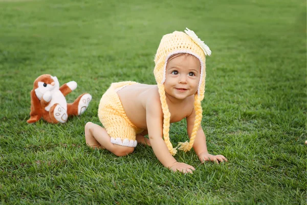 Carino felice sorridente bambina strisciando nel parco — Foto Stock