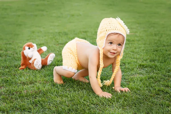 Carino felice sorridente bambina in abiti gialli e divertenti — Foto Stock