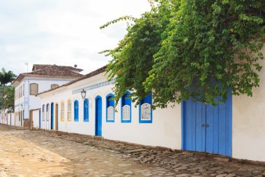 Sokak, eski Portekiz sömürge Paraty, Brezilya'da evler.