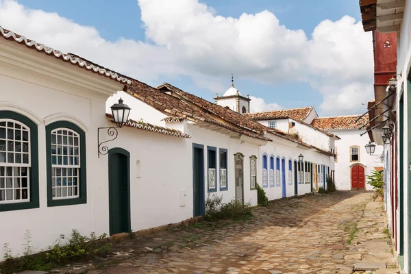 Antiguas casas coloniales portuguesas e iglesia en el centro histórico o — Foto de Stock