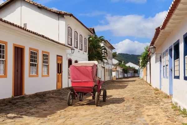 Coach on street, old colonial houses in Paraty, Brazil — Stock Photo, Image