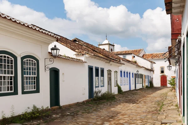 Velhas casas coloniais portuguesas e igreja no centro histórico do Fotos De Bancos De Imagens Sem Royalties