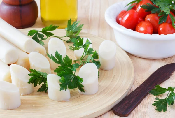 Coração de palmeira (palmito) com tomate cereja, azeite e salsa — Fotografia de Stock