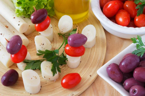 Canapé de coração de palmeira (palmito), tomate cereja, azeitonas — Fotografia de Stock