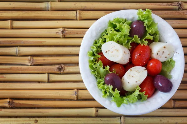 Frischer Herzsalat aus Palmen (Palmito), Kirschtomaten, Oliven — Stockfoto