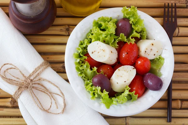 Herzsalat aus Palme (Palmito), Kirschtomaten, Oliven, schwarz — Stockfoto