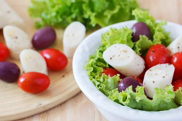 Salada fresca de coração de palmeira (palmito), tomate de cereja, azeitonas Fotos De Bancos De Imagens