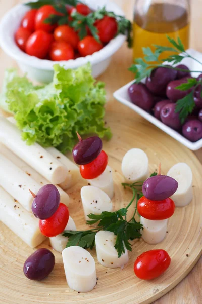 Canapé de coração de palmeira (palmito), tomate cereja, azeitonas Fotos De Bancos De Imagens Sem Royalties