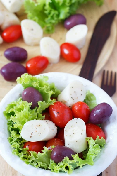 Salada fresca de coração de palmeira (palmito), tomate de cereja, azeitonas — Fotografia de Stock