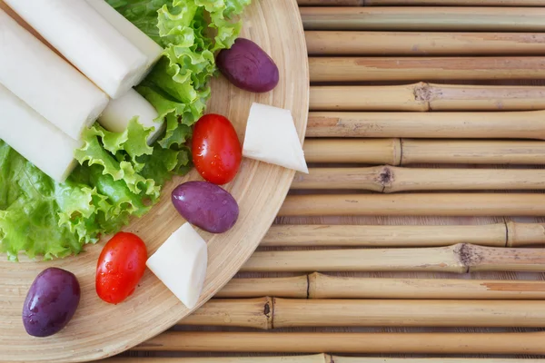 Palmenherz (Palmito) mit Kirschtomaten auf Schneidebrett — Stockfoto