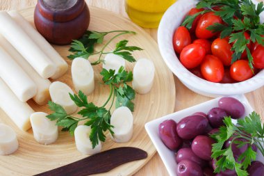 Kalp kiraz domates ve zeytin, zeytinyağı ile palmiye (palmito)