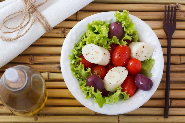 Salada de coração de palma (palmito), tomate de cereja, azeitonas, pimentão — Fotografia de Stock