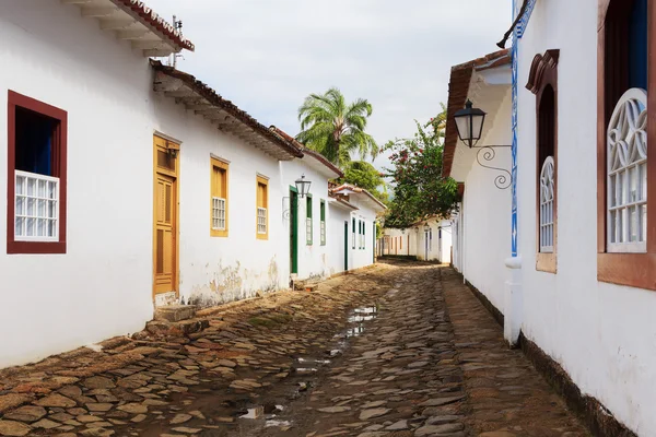 Calle, casas coloniales en Paraty, Brasil — Foto de Stock