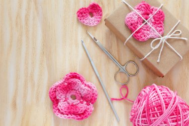 El yapımı pembe tığ işi çiçek, kalp Hediyelik dekorasyon için