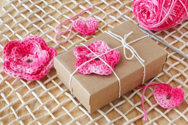 Χειροποίητο πλέκω ροζ λουλούδια και καρδιά για τη διακόσμηση του δώρου — Φωτογραφία Αρχείου
