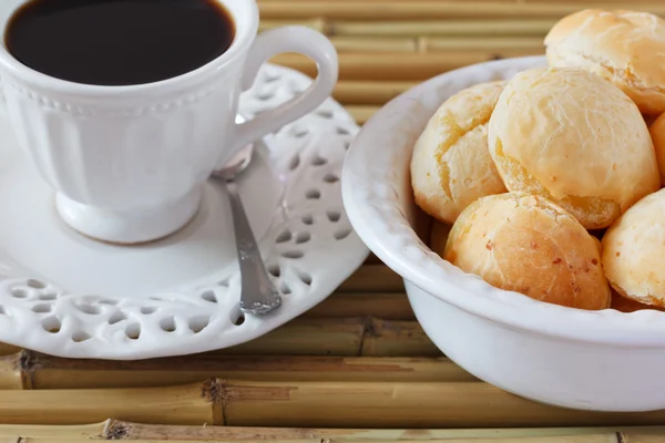 Бразильская закуска pao de queijo (сырный хлеб ) — стоковое фото