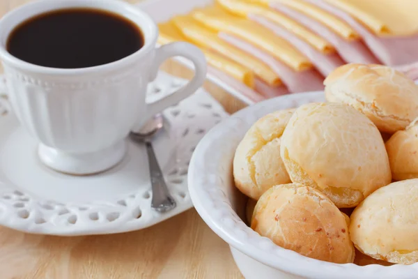 Brezilyalı aperatif pao de queijo (peynir ekmek)