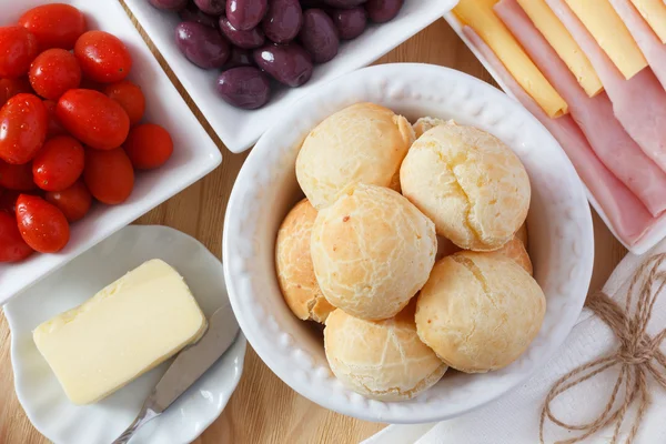 Бразильская закуска pao de queijo (сырный хлеб ) — стоковое фото