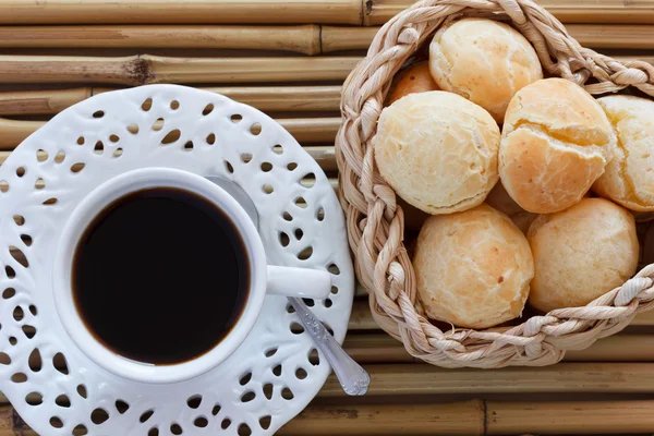 Brasilianska mellanmål pao de queijo (ost bröd) — Stockfoto