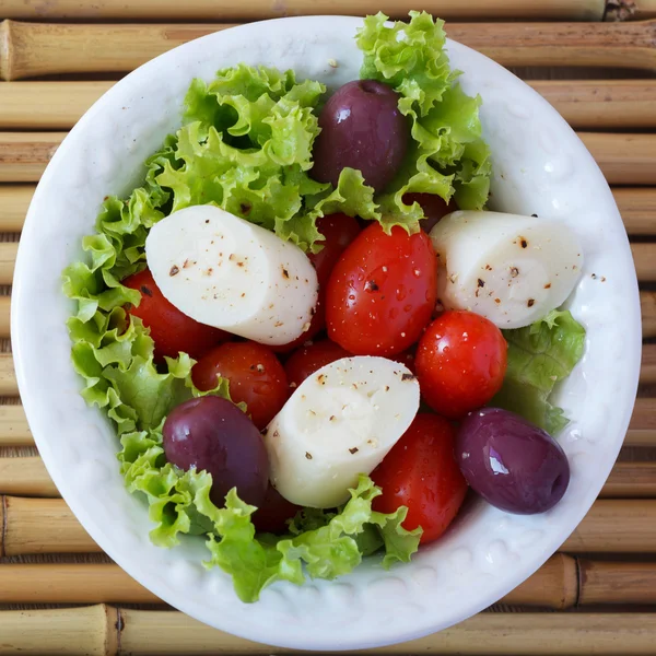 Frischer Herzsalat aus Palmen (Palmito), Kirschtomaten, Oliven — Stockfoto