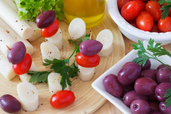 Canapé de coração de palmeira (palmito), tomate cereja, azeitonas Imagens De Bancos De Imagens