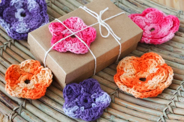 Fiori colorati fatti a mano all'uncinetto per regalo — Foto Stock