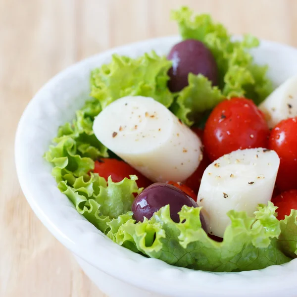 Salada fresca de coração de palmeira (palmito), tomate de cereja, azeitonas Fotos De Bancos De Imagens