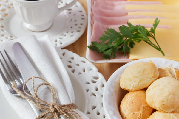 Svačinu brazilské pao de queijo (sýrový chléb) — Stock fotografie