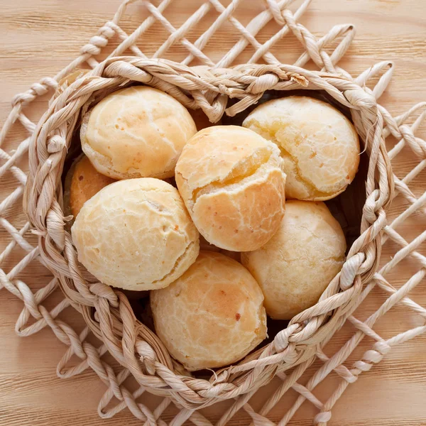 Бразильская закуска pao de queijo (сырный хлеб ) — стоковое фото