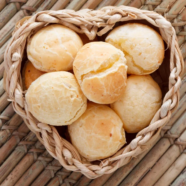 Бразильская закуска pao de queijo (сырный хлеб ) — стоковое фото