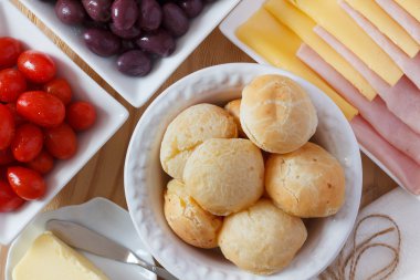 Brezilyalı aperatif pao de queijo (peynir ekmek)
