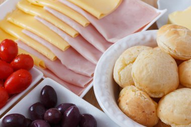 Brezilyalı aperatif pao de queijo (peynir ekmek)