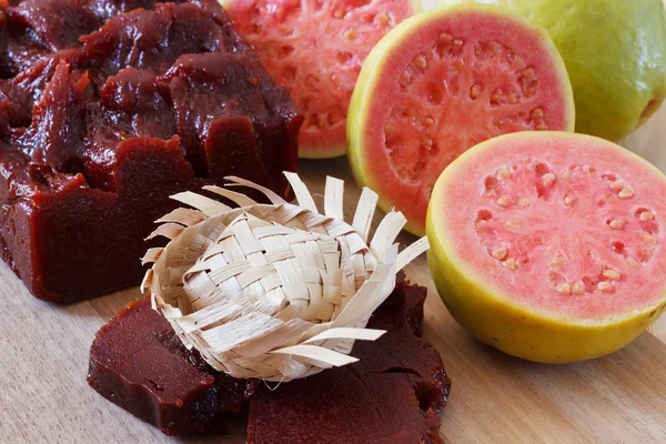 Sobremesa brasileira goiabada com goiaba fresca — Fotografia de Stock