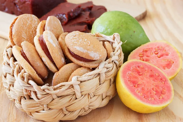 Sobremesa brasileira goiabada e biscoitos de goiabada — Fotografia de Stock