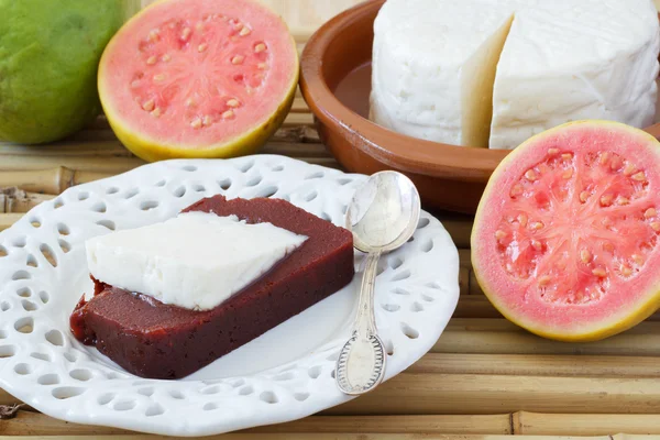 Brazilian dessert Romeo and Juliet, goiabada, Minas cheese — Stock Photo, Image