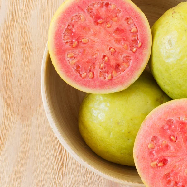 Verse goiaba op houten tafel — Stockfoto