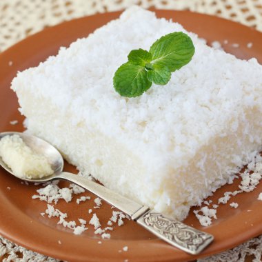 Cevizli tatlı kuskus (tapyoka) puding (cuscuz doce)