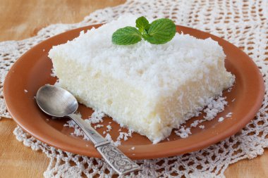 Cevizli tatlı kuskus (tapyoka) puding (cuscuz doce)