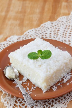 Cevizli tatlı kuskus (tapyoka) puding (cuscuz doce)