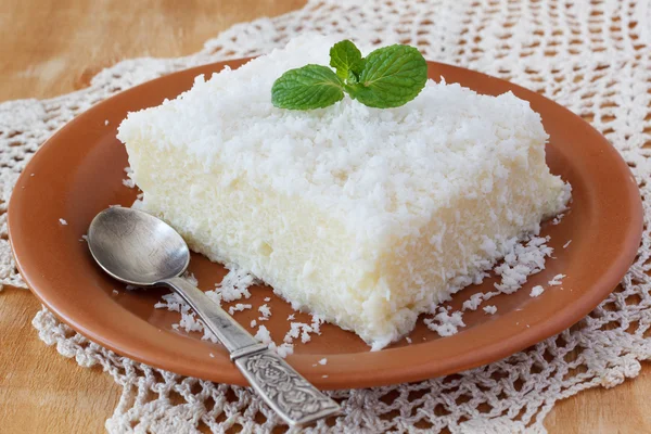 Süßer Couscous (Tapioka) Pudding (cuscuz doce) mit Kokos — Stockfoto