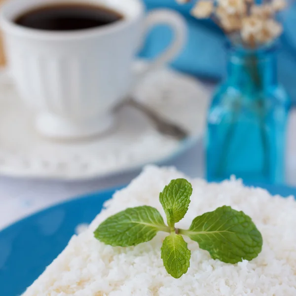 Zoete couscous (tapioca) pudding (cuscuz doce) met kokos — Stockfoto