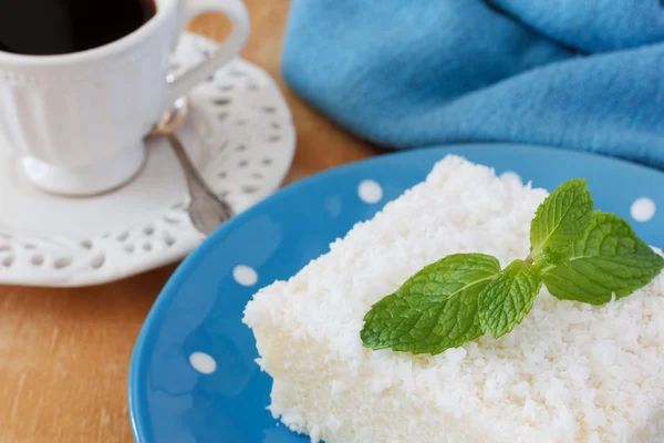 Sweet couscous (tapioca) pudding (cuscuz doce) with coconut — Stock Photo, Image