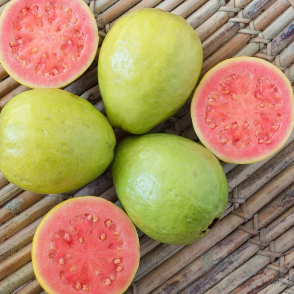 Verse goiaba op houten tafel — Stockfoto