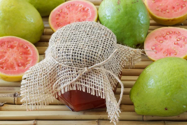 Dessert brasiliano marmellata di goiabada in vaso — Foto Stock