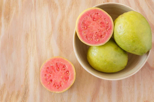 Frischer Goiaba auf Holztisch — Stockfoto